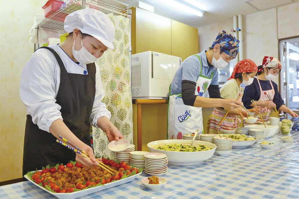 手際良く昼食の準備をする職員の皆さん