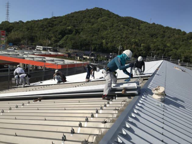 工場の屋根カバー工法改修工事