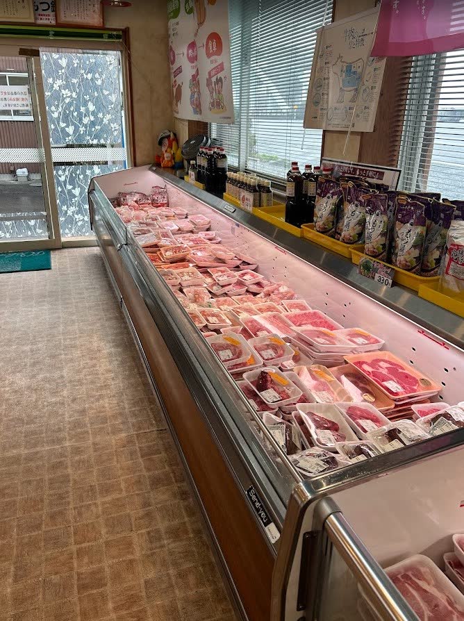 新鮮なお肉がずらりと美しく並ぶ広々とした直売所のショーケース