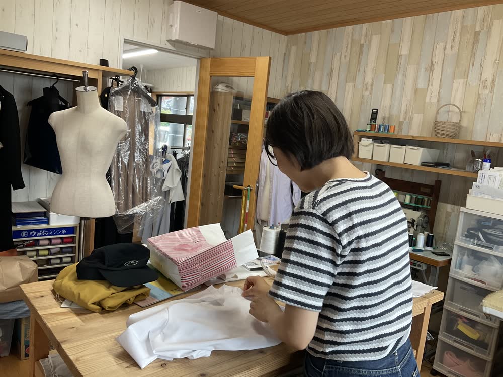 作業台に向かう村中由佳さん
