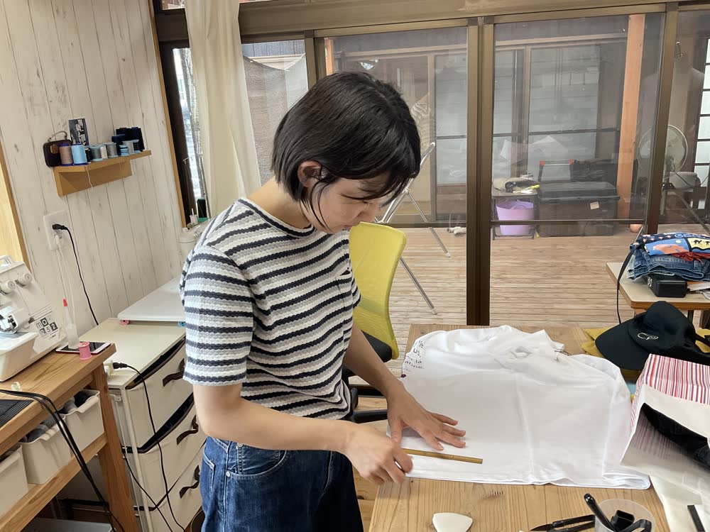 型紙を合わせる村中由佳さん
